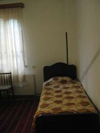 Гостевой дом Imeri Guest House Кутаиси Односпальная кровать в общем номере-3