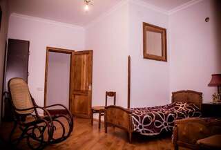 Гостевой дом Imeri Guest House Кутаиси Двухместный номер с 2 отдельными кроватями и собственной ванной комнатой-3